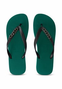 Tongs noires avec une semelle en caoutchouc vert texturé, ornées d'une chaîne sur les sangles, destinées à un usage décontracté. Taille EUR 45/46.