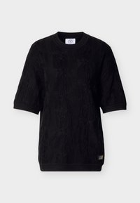 Μαύρο πλεκτό πουλόβερ με κοντό μανίκι και υφή με πλεκτό μοτίβο καλώδιο, με ριμπ λαιμόκοψη και μανσέτες, και μια μικρή ετικέτα με το λογότυπο της μάρκας στο κάτω μέρος.