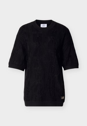 Pulover scurt cu mâneci scurte, negru, din tricot, cu un model texturat de cablu, guler rotund și manșete ribanți, și o etichetă mică a brandului pe partea inferioară.