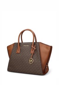 Bruine leren handtas met een monogrampatroon, voorzien van een gouden logohanger, dubbele handvatten en een gestructureerde vorm met beige accenten.