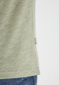 Blend BHMuddy - Jednoduché tričko - oil green