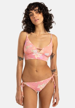 Rosa bikini med blommönster. Toppen har triangelform och justerbara axelremmar; botten har knytband på sidorna. Slät textur.