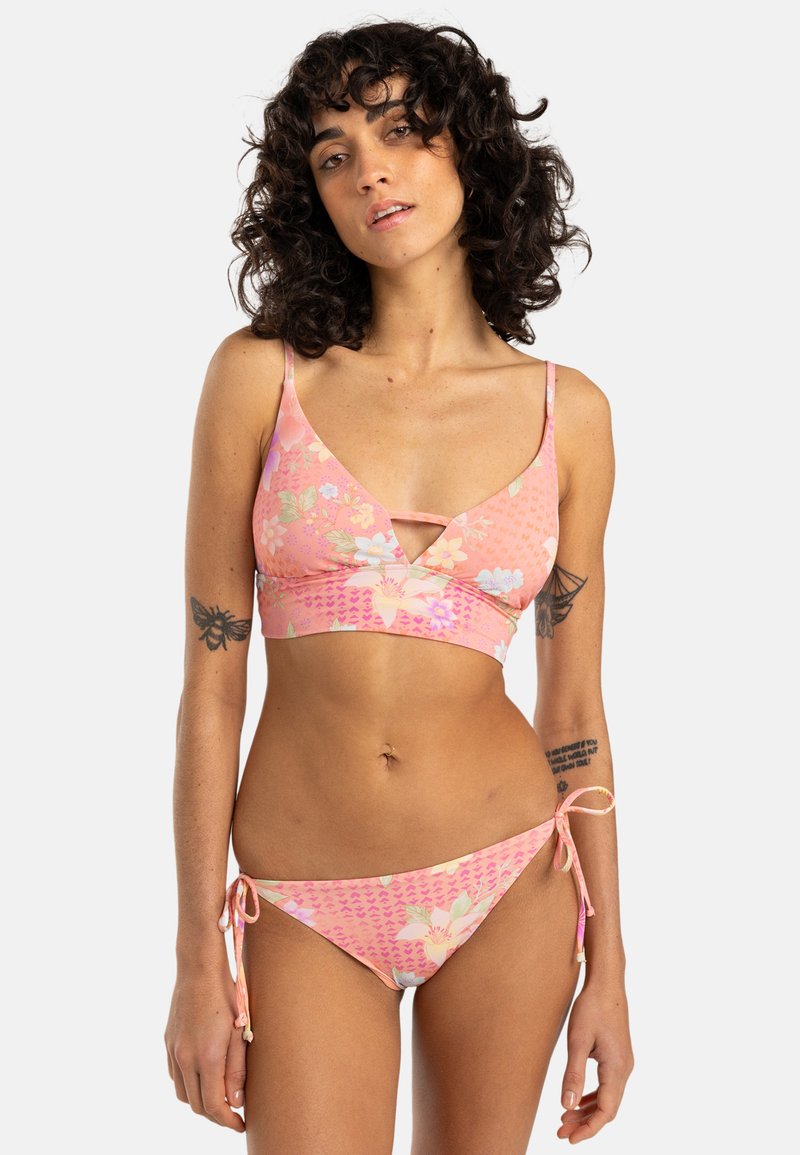 Ružový bikini set s kvetinovými vzormi. Vrchná časť má trojuholníkový tvar a nastaviteľné ramienka; spodná časť obsahuje šnúrky po stranách. Hladká textura.