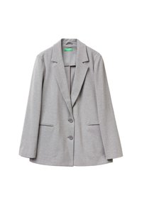 Šedý blazer vyrobený z měkké tkaniny. Má klopové límce, dvě přední kapsy, dva knoflíky a kontrastní stehy podél okrajů kapes.