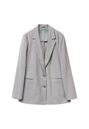 Grijze blazer gemaakt van zachte stof. Bevat een notch-lapel, twee voorkanten zakken, twee knopen en contrasterende stiksels langs de rand van de zakken.