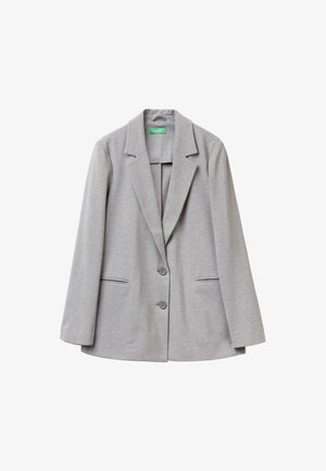 Blazer gris en tissu doux. Il présente un col cranté, deux poches avant, deux boutons et des coutures contrastantes le long des bords des poches.