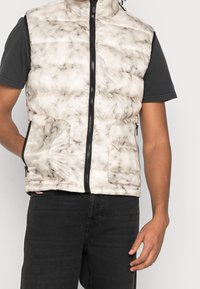 Redefined Rebel Smanicato - off-white