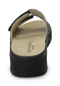 Sandali neri con plateau, dotati di una soletta ammortizzata, cinturino curvato e suola piatta; presentano pelle liscia e un design minimalista.