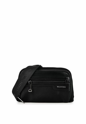 Bustina Valentino nera con tasca frontale con zip, rifiniture in pelle e tracolla regolabile con marchio.