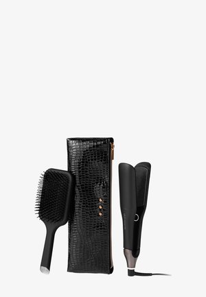 Schwarzes Styling-Set mit einem Krokodilmuster-Case, einer Paddle-Bürste und einem eleganten Haarglätter mit silberner Akzentuierung und Kabel.
