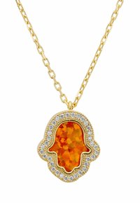 Collana in oro con pendente a mano di Fatima. Il pendente presenta una pietra arancione con una texture sfaccettata, circondata da piccole pietre chiare.