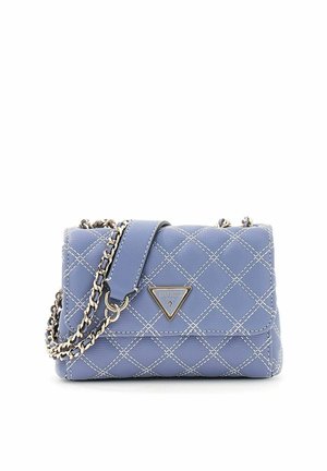 Sac à main en cuir matelassé lavande avec coutures blanches, bandoulière chaîne dorée et logo triangulaire Guess sur le rabat avant.