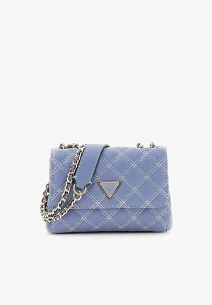 Sac à main en cuir matelassé lavande avec coutures blanches, bandoulière chaîne dorée et logo triangulaire Guess sur le rabat avant.