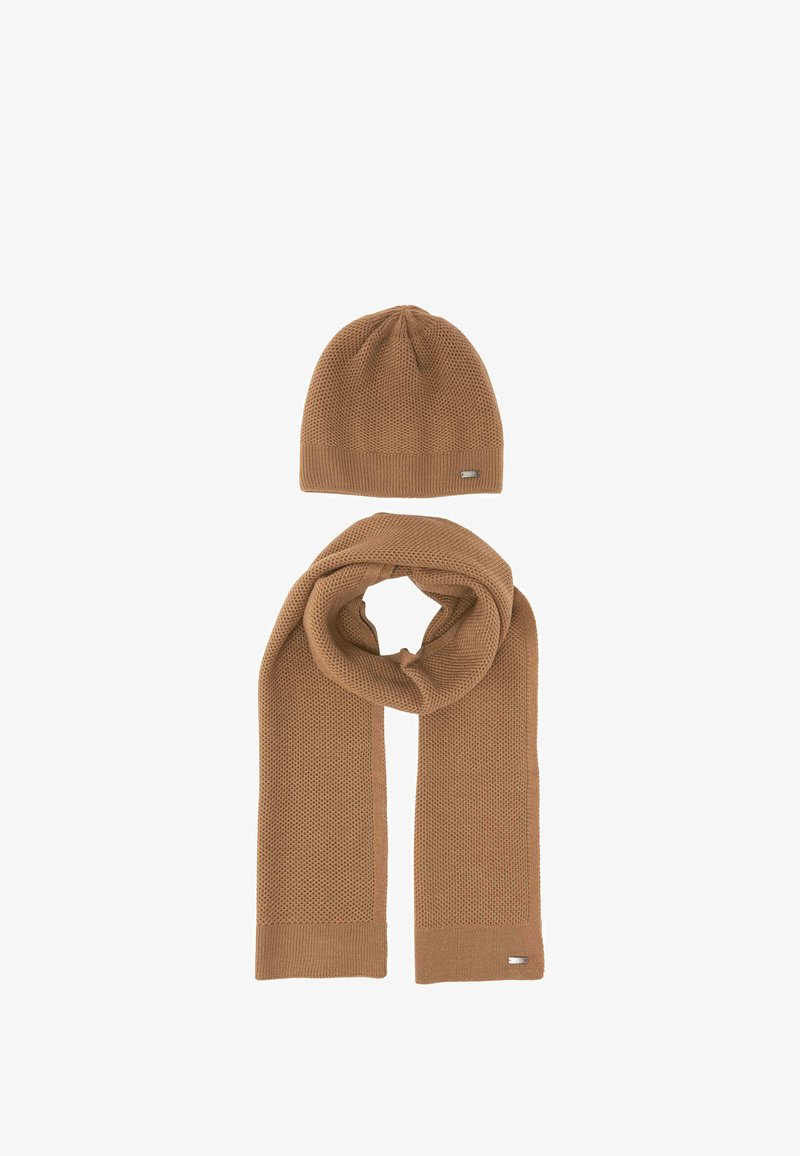 Gorro de invierno marrón de punto y bufanda a juego con un patrón texturizado, mostrados sobre un fondo blanco.