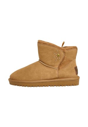 Stivaletto in suede beige con una morbida fodera in pelliccia, perline decorative sui lati e suola in gomma texturizzata. Presenta un cordoncino per una facile calzata.