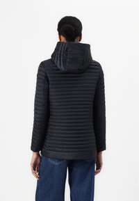 Veste noire en duvet avec un design quilté horizontal, capuche attachée et manches longues. Le matériau semble brillant et lisse.