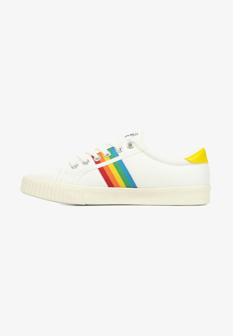 Sneaker a bassa altezza realizzato in tela bianca con un motivo a righe multicolori in rosso, giallo, verde e blu, con un accento giallo sul tallone.