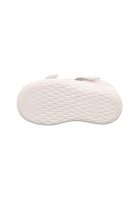 Weiße Kinderschuhsohle mit einem strukturierten Muster, runder Form, aus flexiblem Material mit glatter Oberfläche und minimalem Branding.