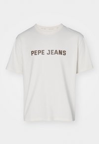 Hvit t-skjorte i bomull med "PEPE JEANS" trykt med fete brune bokstaver over brystet. Standard rund hals og korte ermer.