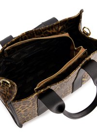 Tote-Bag im Leopardenmuster mit schwarzen Lederelementen. Das Innenleben verfügt über mehrere Fächer und eine Reißverschlusstasche, die mit markenbezogenem Stoff gefüttert ist.