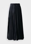 PLEATD - Dolgo krilo - black/sail/off noir