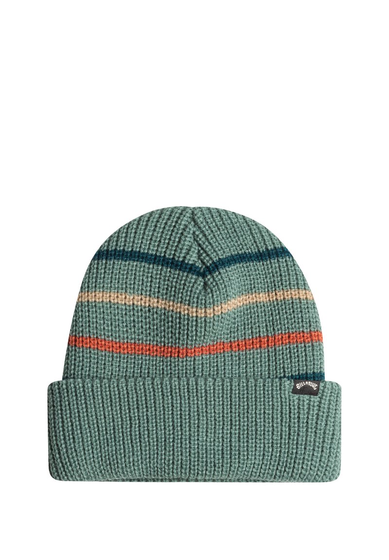 Gorro de punto en verde azulado con un puño acanalado, presenta rayas horizontales en azul marino, beige y naranja. Hecho de una tela texturizada.