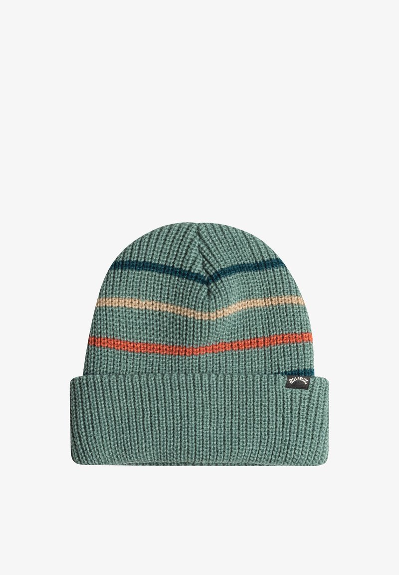 Beanie en maille de couleur bleu sarcelle avec un revers côtelé, présentant des rayures horizontales en marine, beige et orange. Fabriqué en tissu texturé.