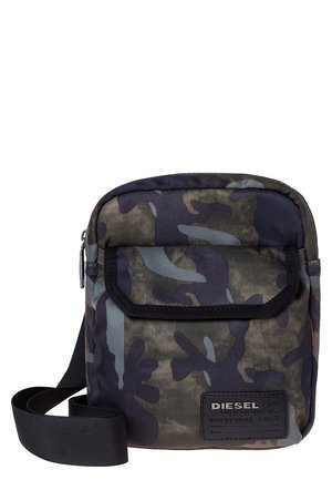 Kleine quadratische Umhängetasche mit dunkelgrünem und schwarzem Tarnmuster, Frontklappentasche und schwarzem verstellbarem Riemen.