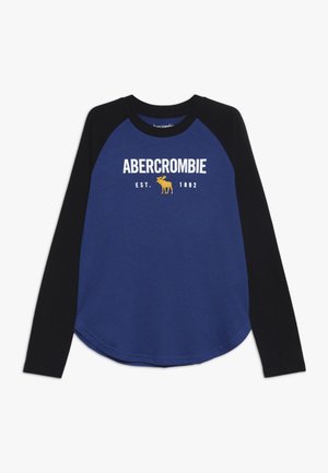 Koszulka raglan z długim rękawem, czarnymi rękawami i niebieskim korpusem, z napisem „ABERCROMBIE EST. 1892” oraz małą żółtą grafiką łosia na przodzie.