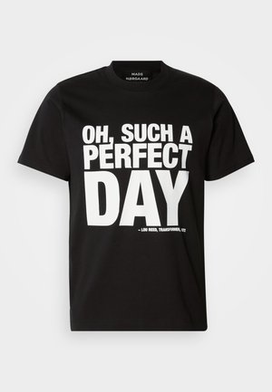 T-shirt nera a maniche corte in cotone con testo bianco in grassetto: "OH, CHE GIORNATA PERFETTA" con un riferimento all'album di Lou Reed.