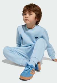 adidas Originals CREW SET - Verryttelyhousut - clear sky