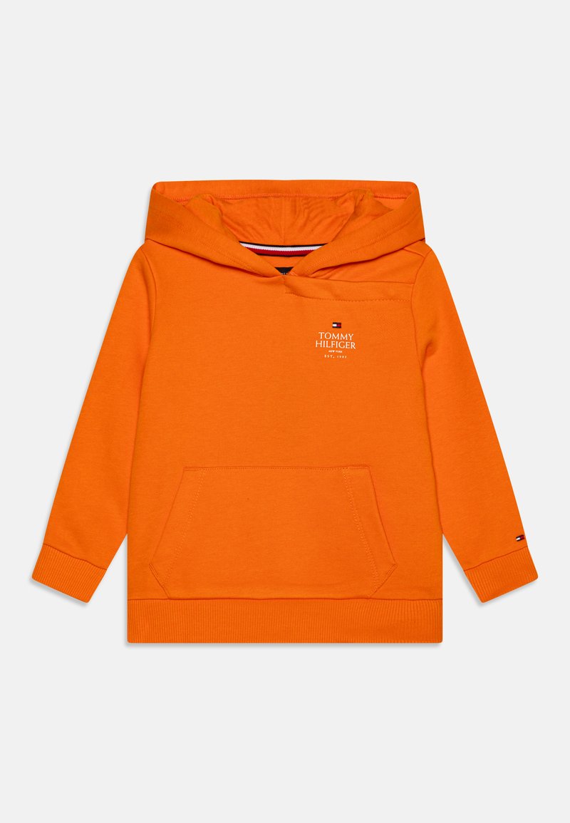 Sudadera con capucha naranja que incluye un bolsillo frontal, puños y dobladillo acanalados, y un pequeño logo en el pecho. Textura suave con un corte relajado.