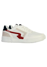 Sneaker atletiche bianche con accenti e logo rossi, dotate di tomaia in rete, colletto imbottito e suola in gomma testurizzata per una migliore aderenza.
