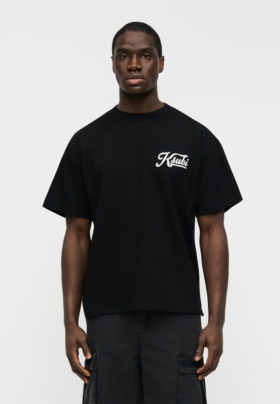 Μαύρο βαμβακερό T-shirt με στρογγυλή λαιμόκοψη και κοντά μανίκια, με λευκό κεντημένο λογότυπο "Ksubi" στην αριστερή πλευρά του στήθους.