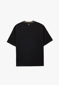 Camiseta negra de manga corta con cuello redondo. Presenta un acento dorado en el cuello y un pequeño logotipo encima de la nuca. Textura suave.