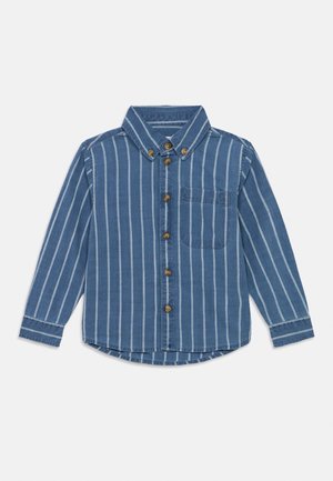 Camisa azul de manga larga con botones, rayas verticales blancas, botones de madera, un bolsillo en el pecho y un cuello abotonado.