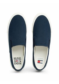 Scarpe slip-on in tela blu navy con suola in gomma bianca, dotate di inserti elastici ai lati e un'etichetta con codice QR all'interno.
