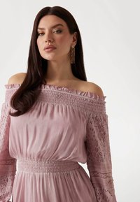 Guess OFF-SHOULDER - Day dress - rose