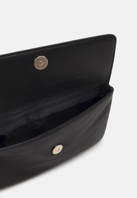 Calvin Klein RELOCK CROSSBODY BAG - Umhängetasche - black