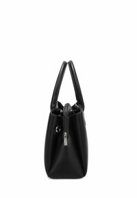 Borsa a mano in pelle nera con finitura testurizzata, dotata di due manici corti e chiusura con zip superiore. Silhouette compatta e moderna.
