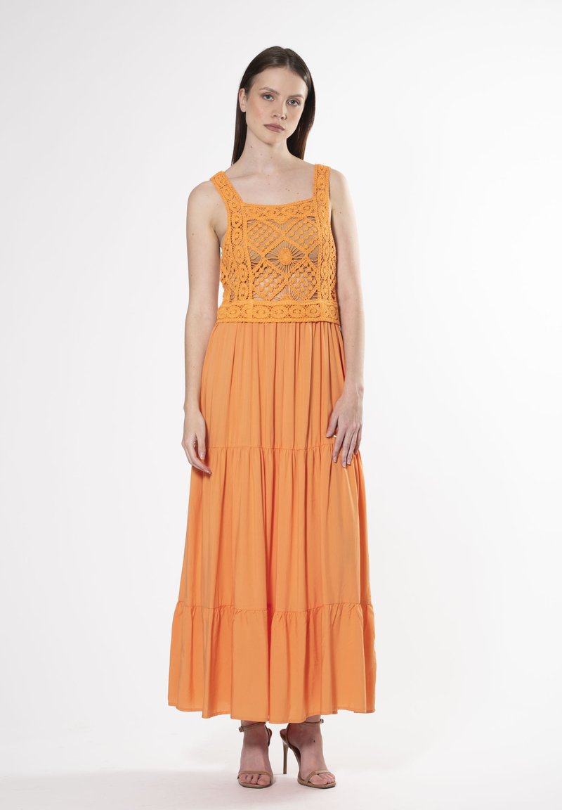 Maxi kjole i lys orange bomuld med hæklede detaljer, firkantet halsudskæring og lagdelt skørt. Glat tekstur og luftig design.