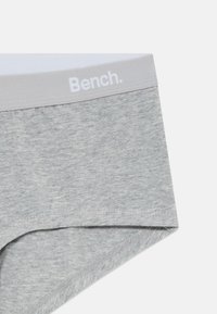 Hellgraue Baumwoll-Stretch-Unterwäsche mit einem breiten hellgrauen Bund, der das weiße "Bench."-Markenlogo trägt.