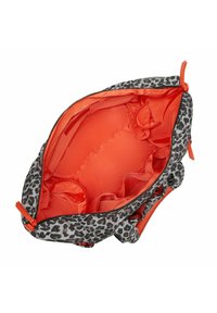 Leoprint-Tasche mit grauer Außenseite und orangefarbenem Innenfutter. Enthält einen Reißverschluss und Innenfächer zur Organisation.