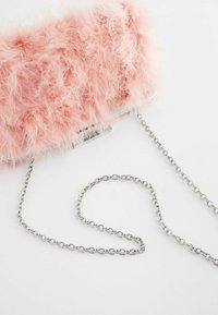 Rózsaszín, puha clutch táska láncos pánttal, texturált, szőrre hasonlító felülettel és fém kerettel. A lánc ezüstszínű.