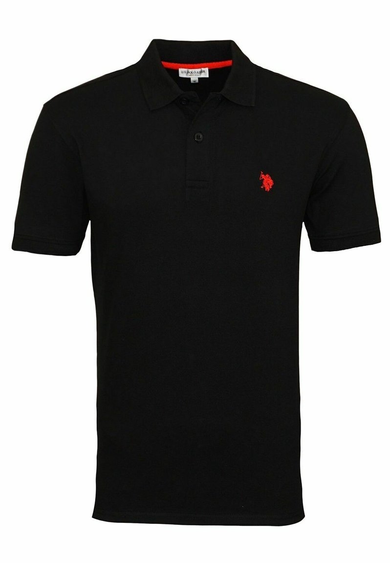 Polo noir à manches courtes avec col, patte à deux boutons et petit logo rouge brodé sur la poitrine gauche.