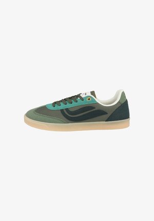 Groene en teal sneaker van stof en suède, met een gestructureerd patroon, ronde neus en rubberen zool. Groene oogjes en veters.