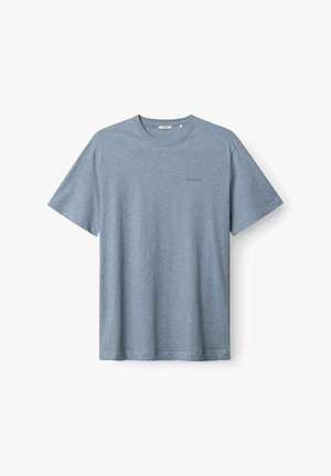 T-shirt girocollo a manica corta di colore azzurro chiaro con piccolo logo "GABBA" stampato sul lato sinistro del petto, mostrata su sfondo bianco.