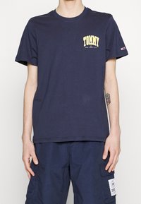 Tommy Jeans Triko s potiskem - dark blue