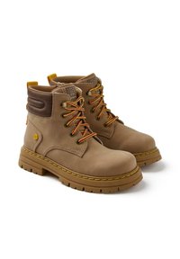 Botas de tobillo de cuero marrón con cordones amarillos, cuello acolchado y suelas de goma. Con costura amarilla y logo en la lengüeta.