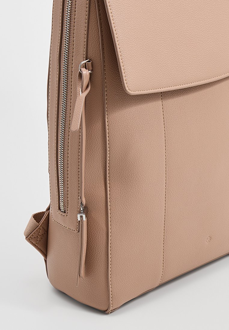 Beiger synthetischer Leder-Rucksack mit glatter Oberfläche, umschlagbarem Deckel, Reißverschlusstasche und seitlichen Akzenten. Sauberes, modernes Design.
